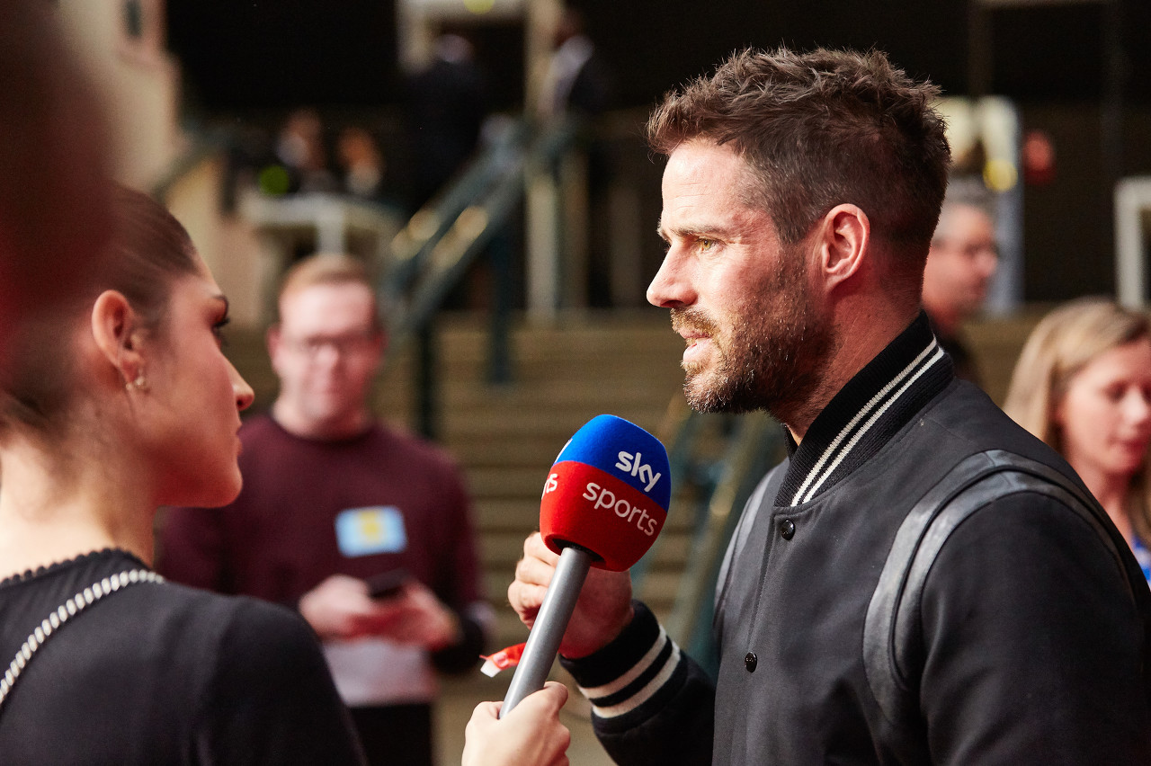 游刃有余！杨瀚森直塞喂饼乐福 随后自己强攻晃飞防守轻松打中